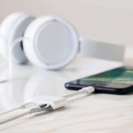 Belkin 3.5 mm Audio Plus Charge RockStar - сертифициран адаптер 3.5 мм аудио жак и Lightning порт за зареждане и слушане на музика  4